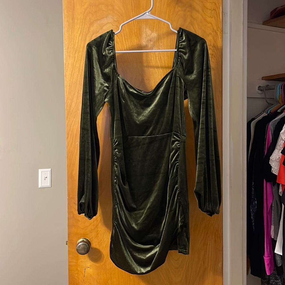 NEVER WORN! tags still on. Posted pic from website bc it shows detail better :)